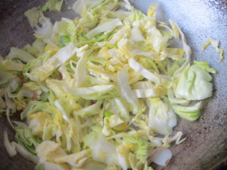 香肠卷心菜面步骤4