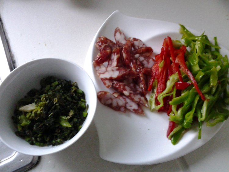 香肠咸菜炒双椒步骤2