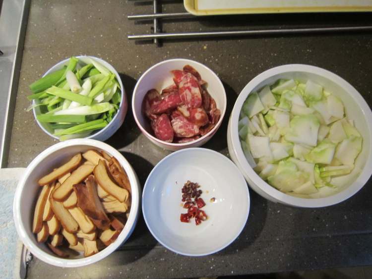 菜脑壳炒香肠步骤1