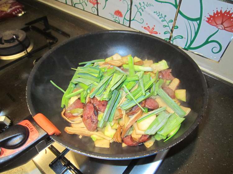 菜脑壳炒香肠步骤6
