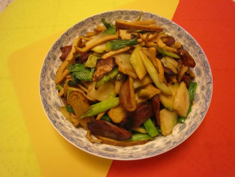 菜脑壳炒香肠步骤7