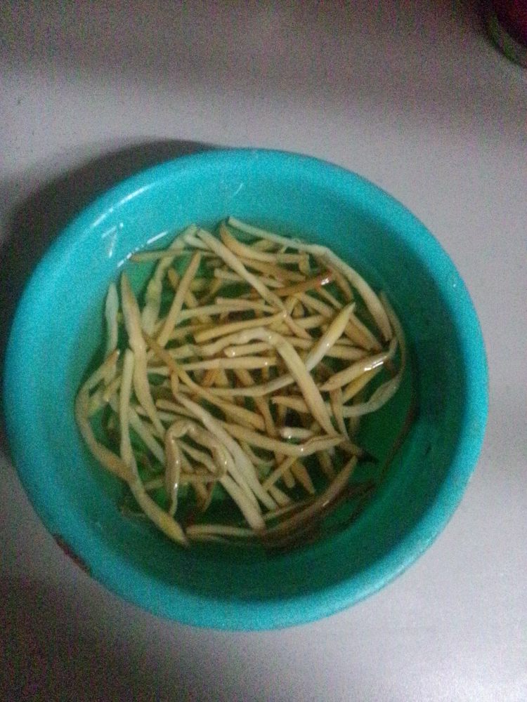 木耳黄花菜炒香肠步骤4