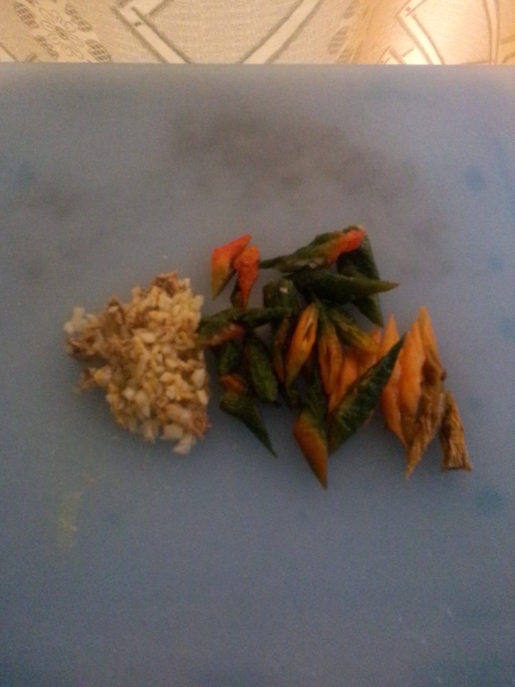 木耳黄花菜炒香肠步骤1