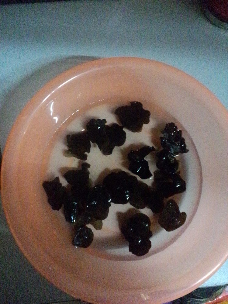 木耳黄花菜炒香肠步骤3