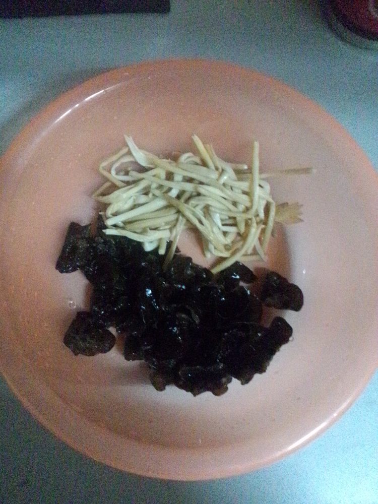 木耳黄花菜炒香肠步骤5