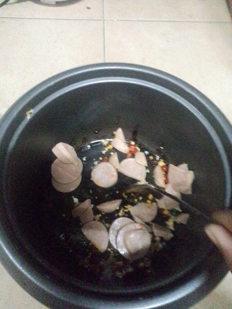 木耳黄花菜炒香肠步骤8