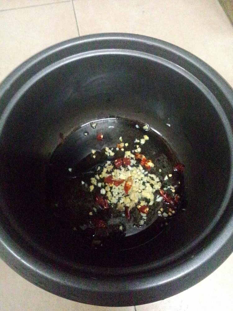 木耳黄花菜炒香肠步骤7