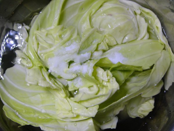 莲白炒香肠！步骤1