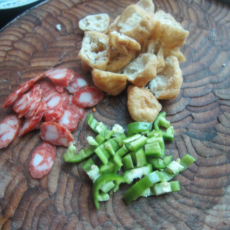 青椒香肠油豆腐步骤2