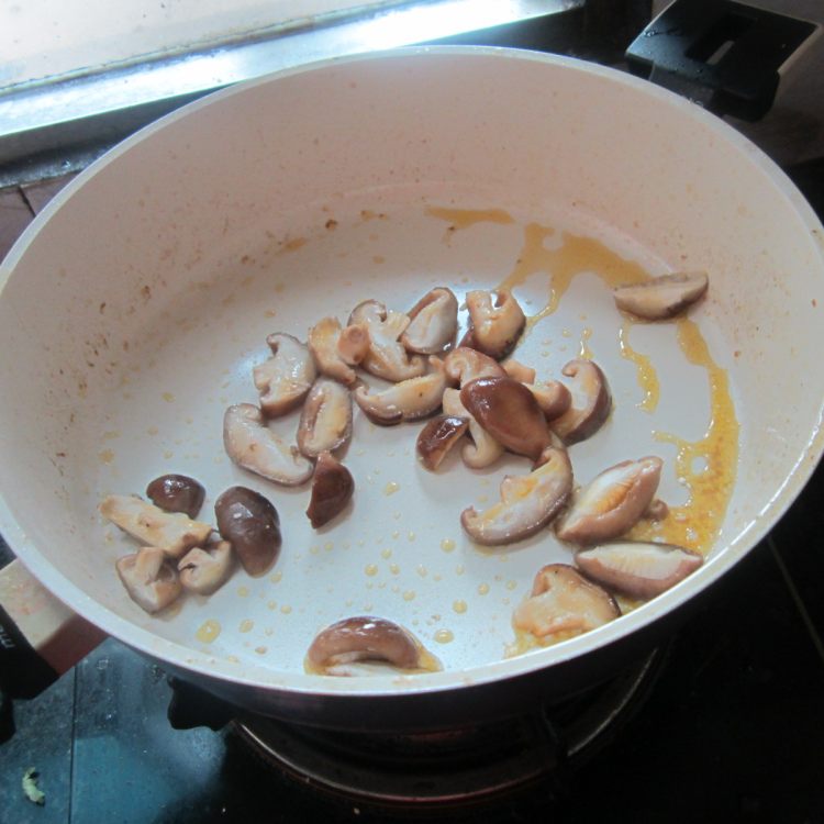 青椒香肠油豆腐步骤3