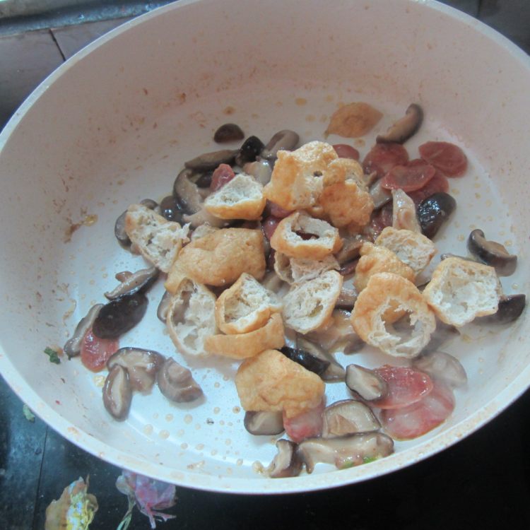 青椒香肠油豆腐步骤6