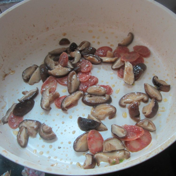 青椒香肠油豆腐步骤5