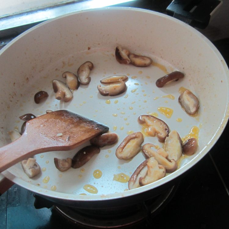 青椒香肠油豆腐步骤4