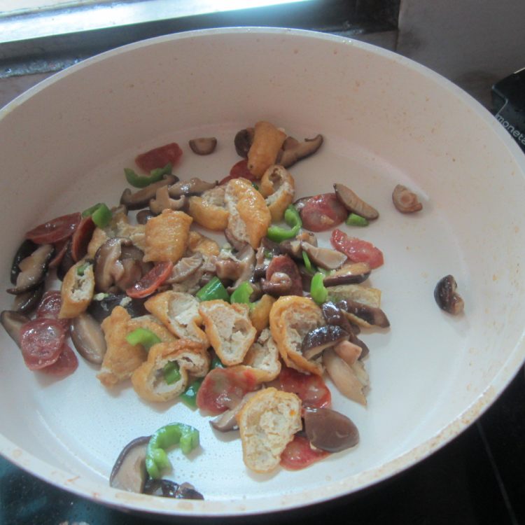 青椒香肠油豆腐步骤9