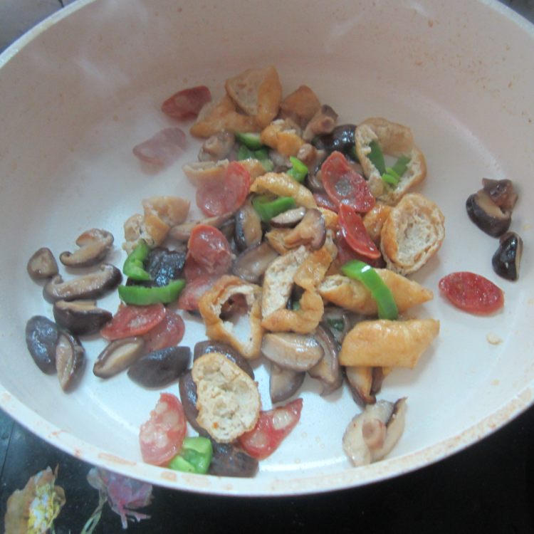 青椒香肠油豆腐步骤11