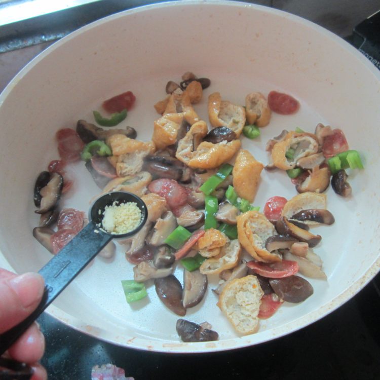 青椒香肠油豆腐步骤10