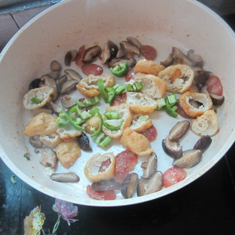 青椒香肠油豆腐步骤8
