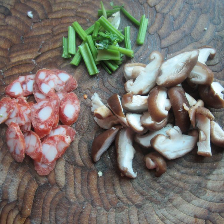芹菜香肠烧香菇步骤1