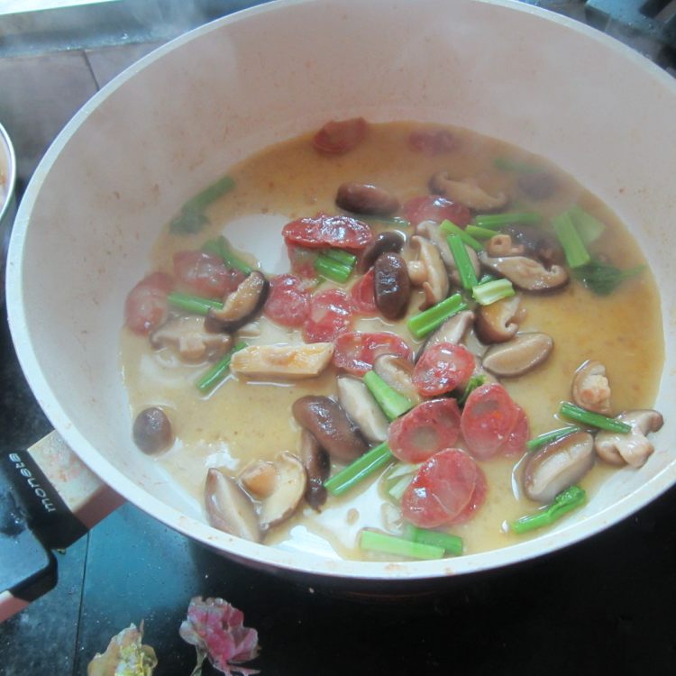 芹菜香肠烧香菇步骤8