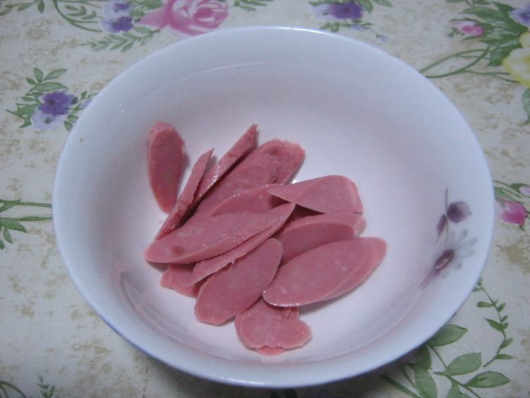 黄瓜片炒香肠步骤1