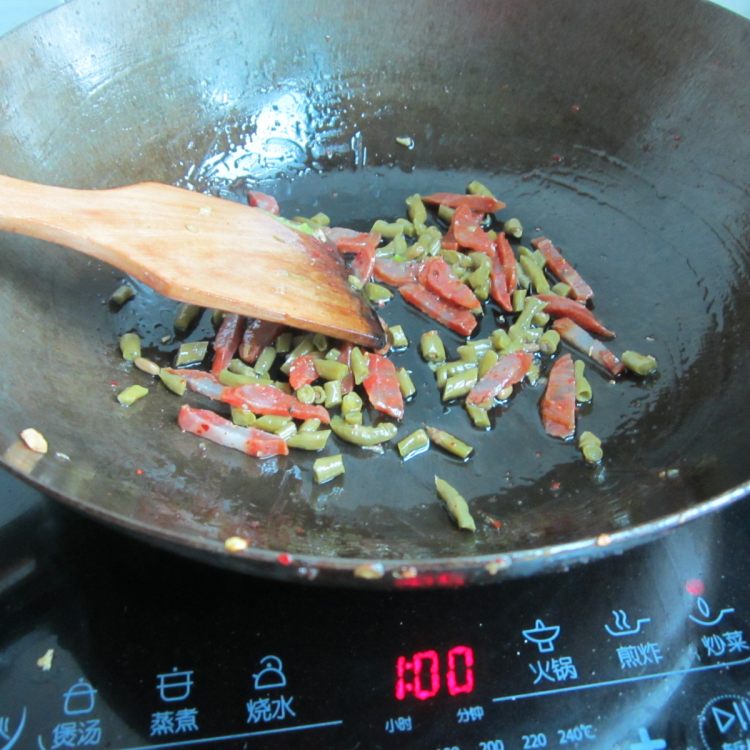 香肠豆角炒饭步骤2