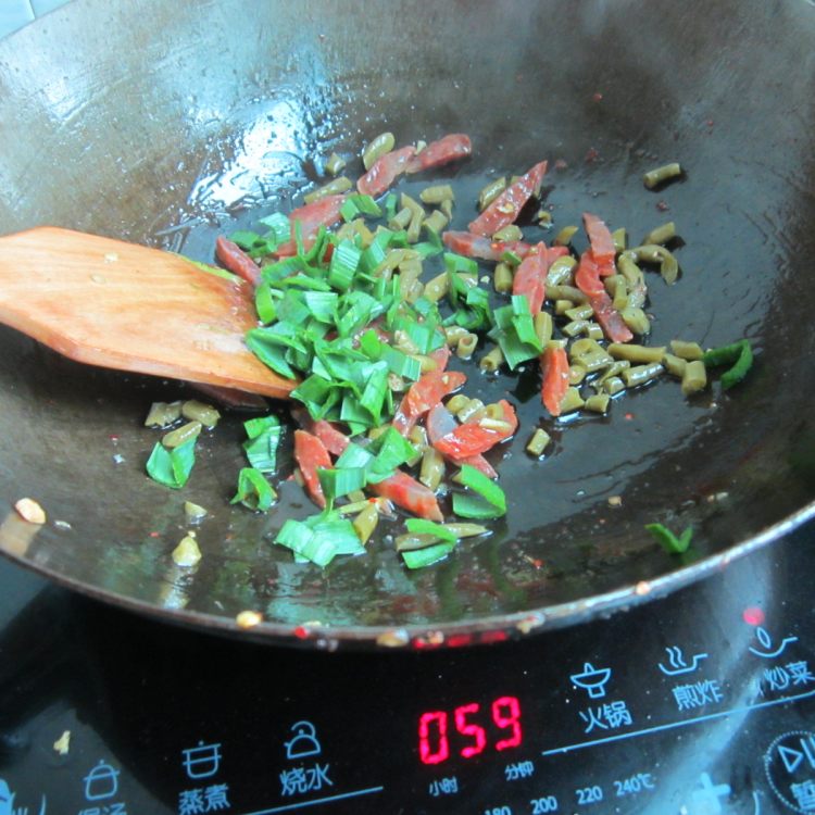 香肠豆角炒饭步骤4