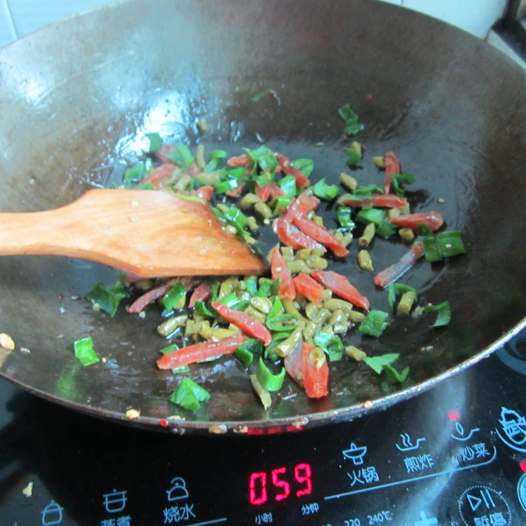 香肠豆角炒饭步骤5