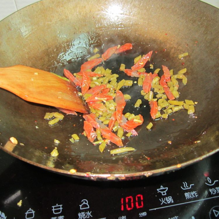 香肠豆角炒饭步骤3