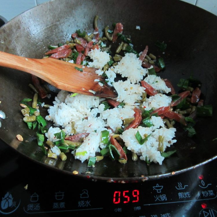 香肠豆角炒饭步骤7