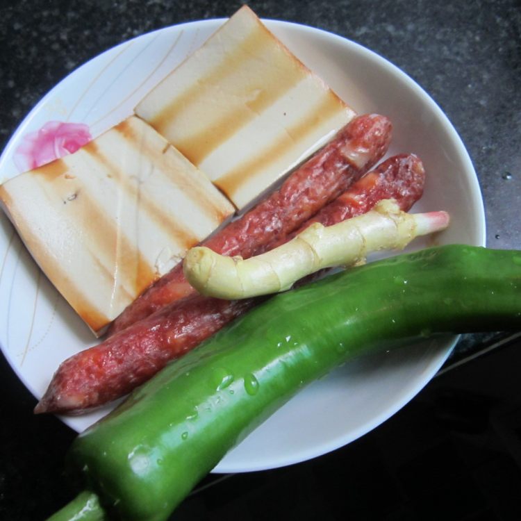 豆腐丁配香肠步骤1