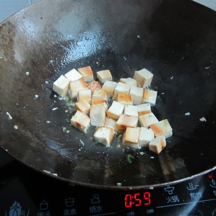 豆腐丁配香肠步骤5