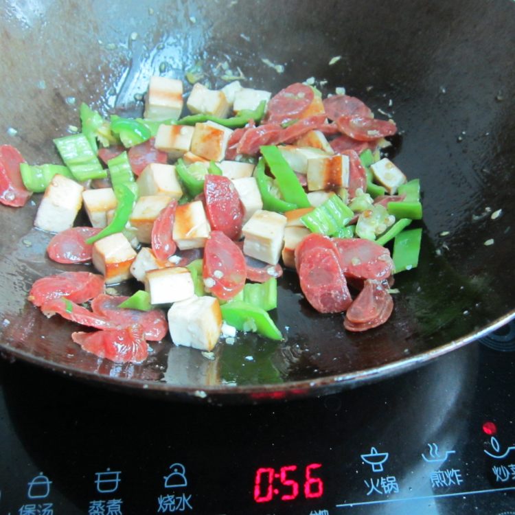 豆腐丁配香肠步骤9