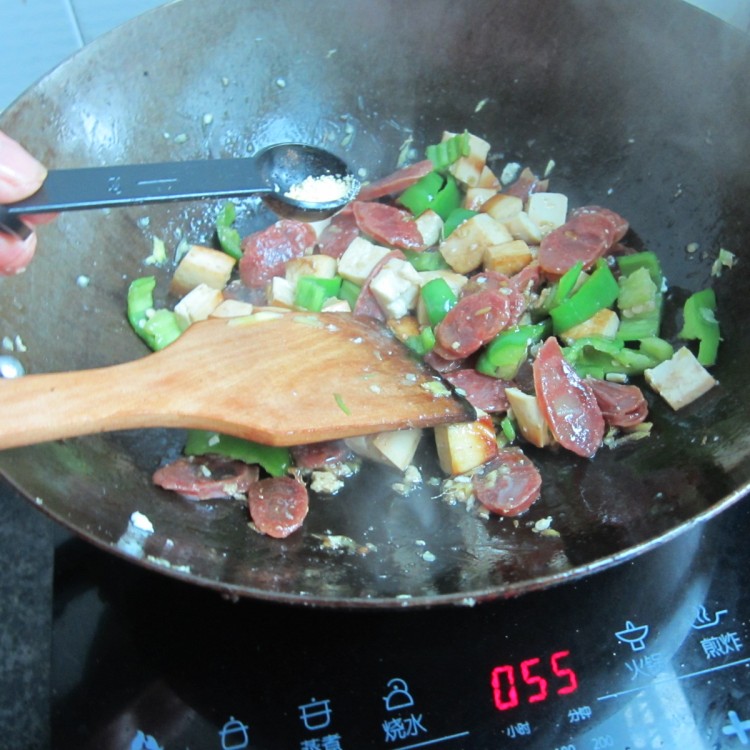 豆腐丁配香肠步骤11