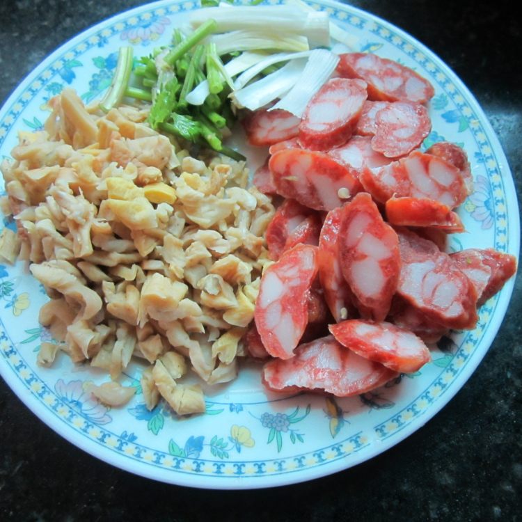 干萝卜炒香肠步骤2