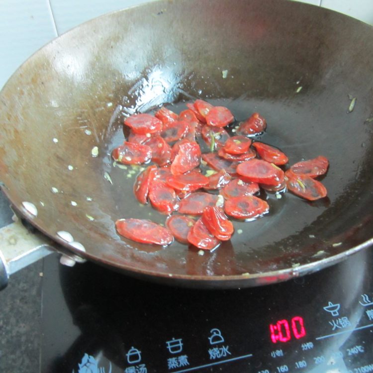 大蒜芹菜炒香肠步骤3