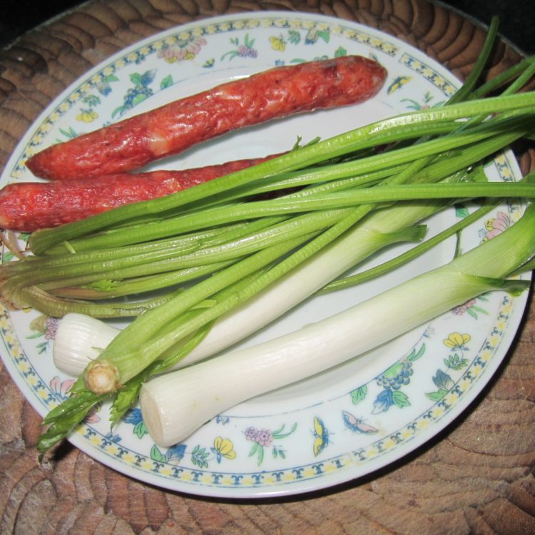 大蒜芹菜炒香肠步骤1