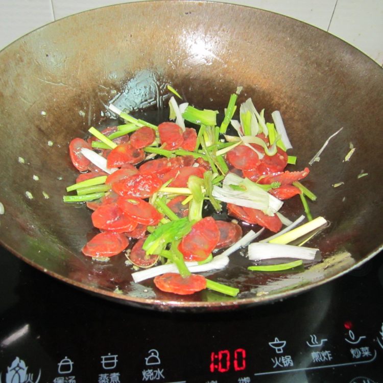 大蒜芹菜炒香肠步骤5