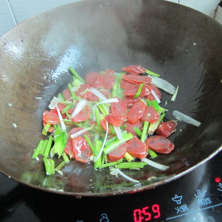 大蒜芹菜炒香肠步骤7