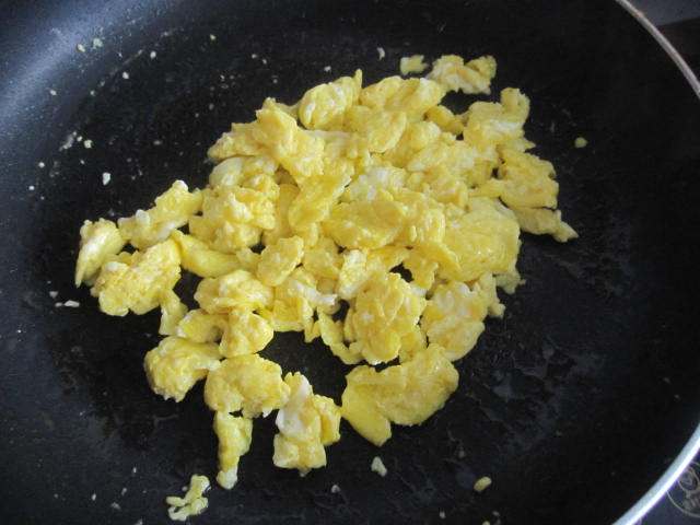 白菜香肠蛋炒饭步骤5