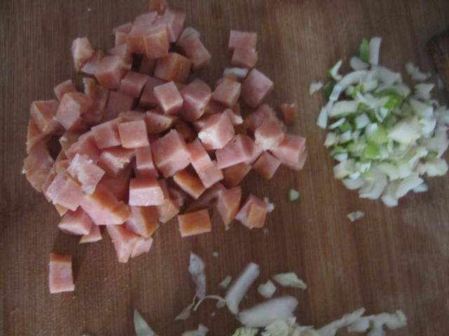 白菜香肠蛋炒饭步骤2