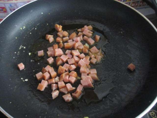 白菜香肠蛋炒饭步骤6