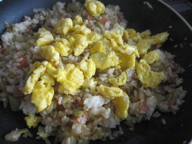 白菜香肠蛋炒饭步骤12