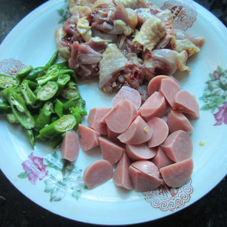 香肠炒鸡腿步骤2