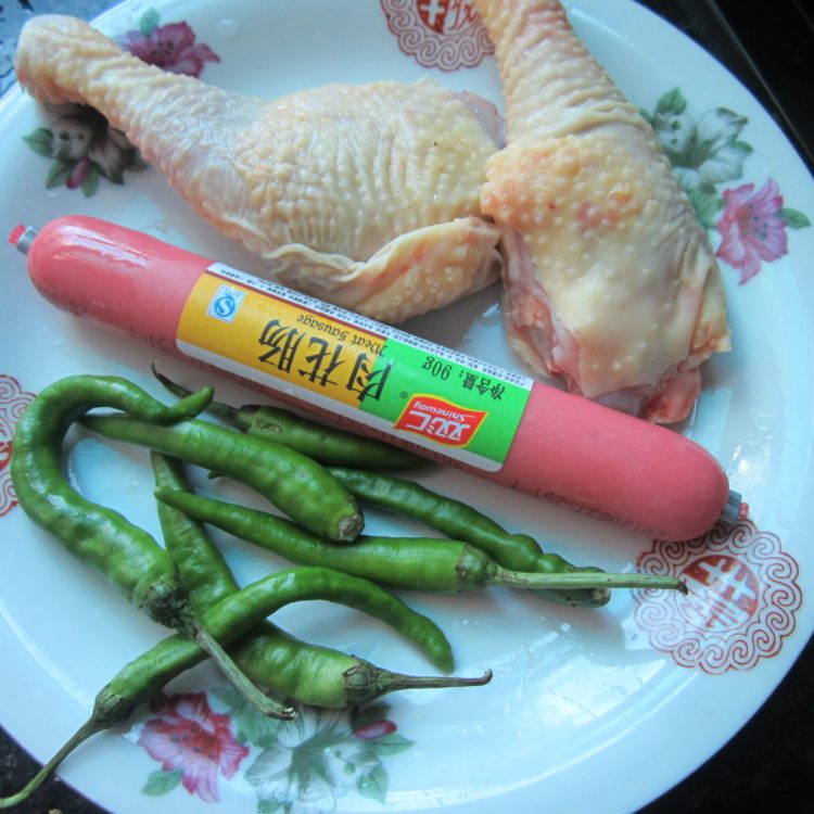 香肠炒鸡腿步骤1