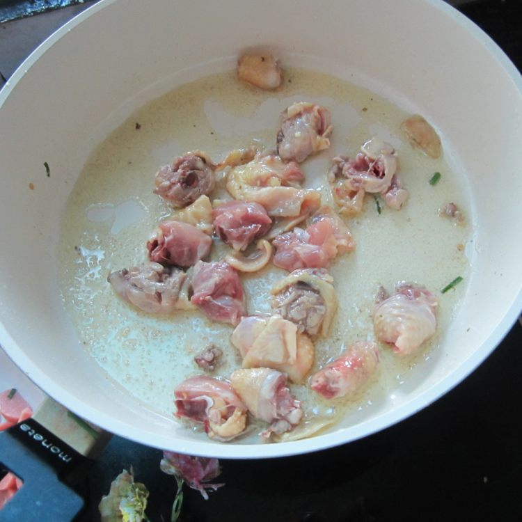 香肠炒鸡腿步骤3