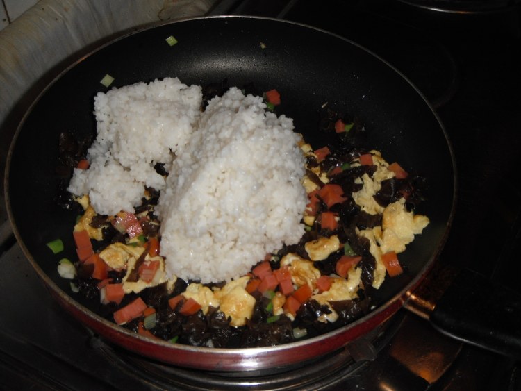 香肠木耳蛋炒饭步骤7
