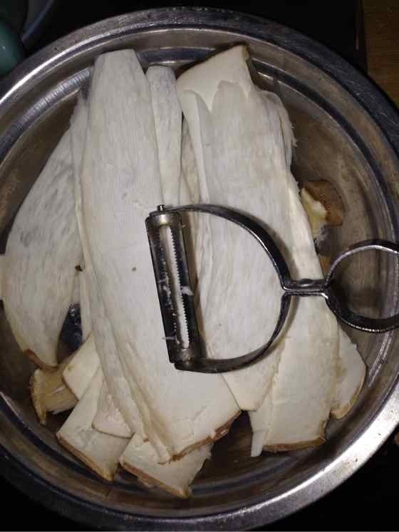 杏鲍菇香肠卷步骤2