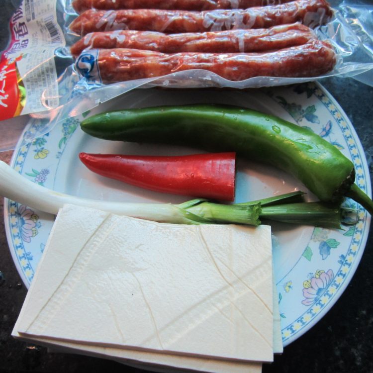 香肠辣椒豆腐丝步骤1