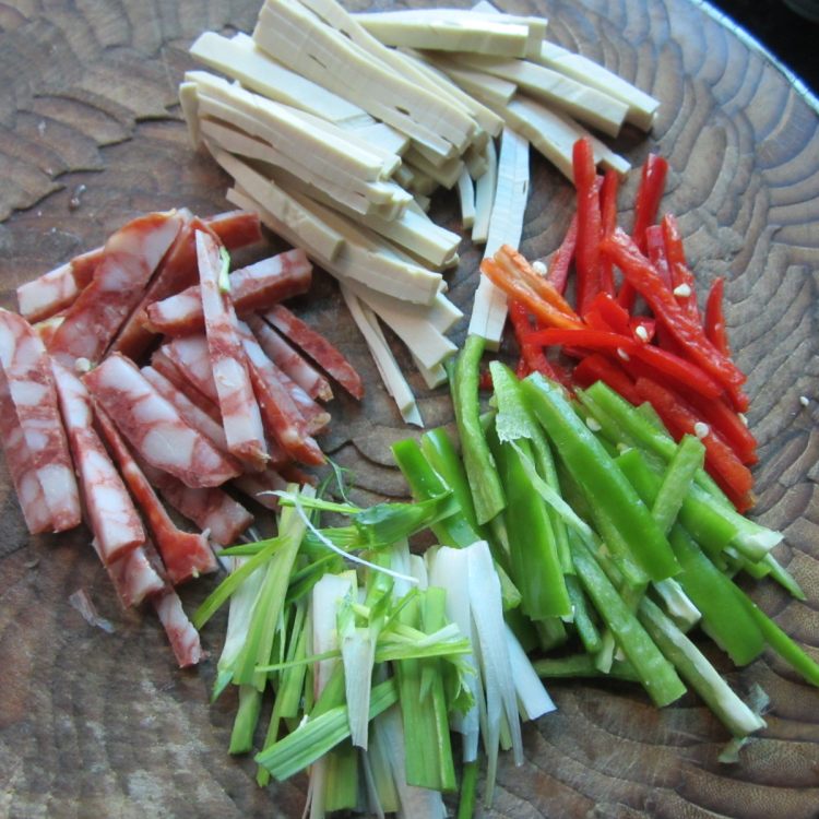 香肠辣椒豆腐丝步骤2