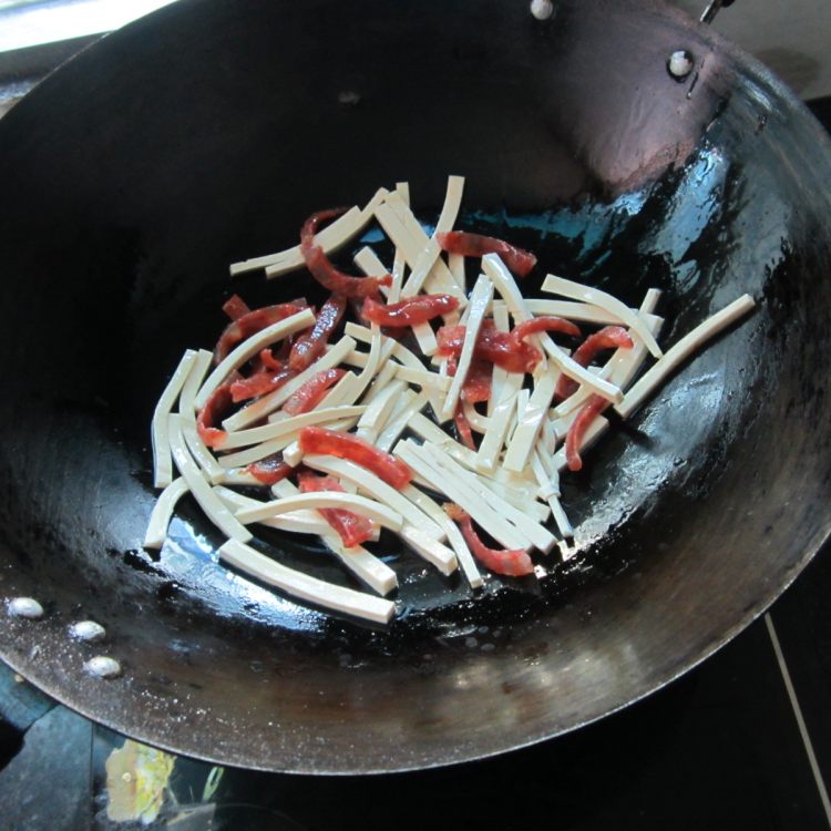 香肠辣椒豆腐丝步骤4